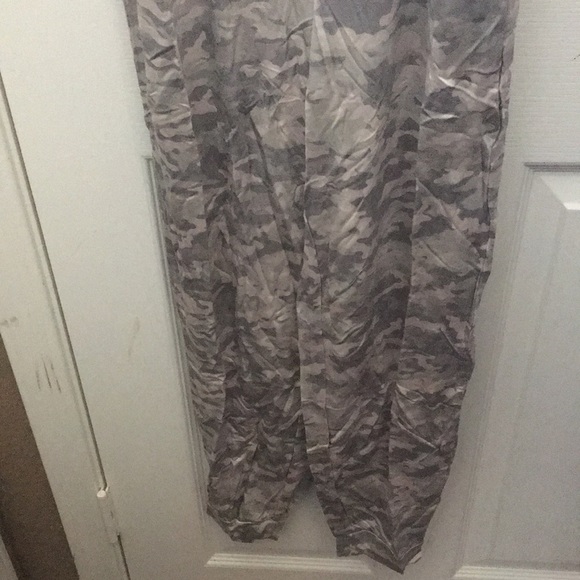 Ladies’ NWT honeydew Grey Camo Lounge Jumpsuit (S) - Picture 5 of 16
